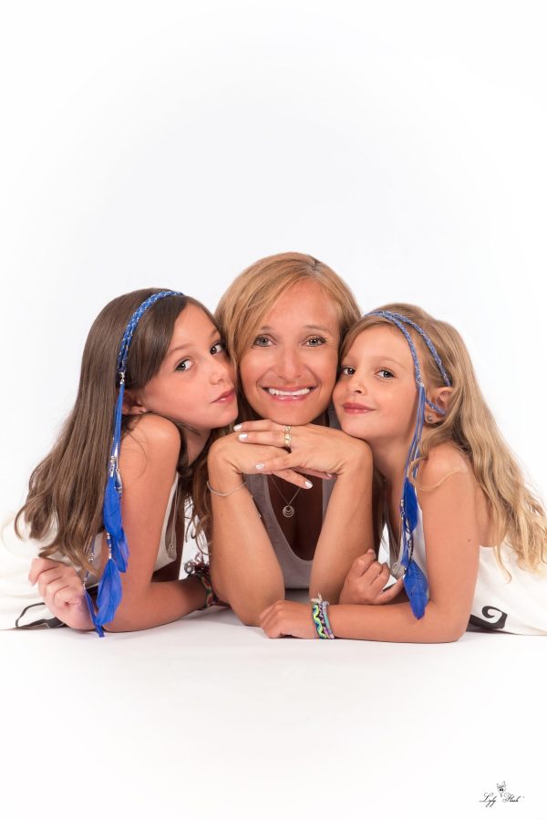 une photo de famille pleine de bonheur et de tendresse réalisée au studio photo pour faire un shooting photo intemporel Une famille heureuse, qui vie un moment de partage et de complicité pour une séance photo mémorable et une photographe qui sait gérer la lumière pour qu'elle soit douce et enrobante comme le confort de cette famille unie. Les famille du var et de Paca adorent venir raliser cette séance photo en famille