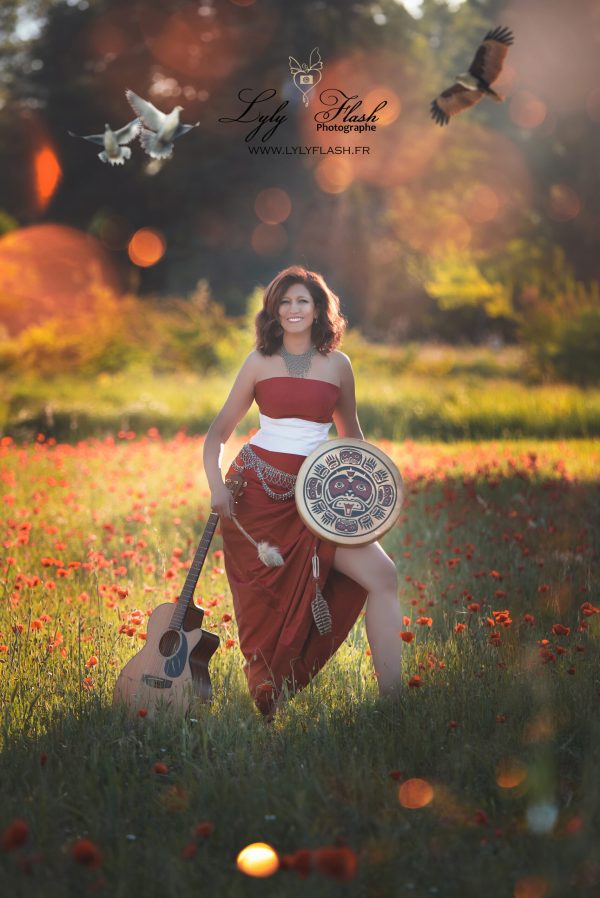 photo de femme en exterieur dans des univers poétique et feerique pour valoriser la force féminine et le paradoxe de la douceur. la lumière, les paysage tout est mis en valeur pour sublimer la féminité et faire ressortir la force de gaya qui se trouve en toutes les femmes. Les photos exterieur se font sur la commune de le val près de brignoles par la photographe lyly flash