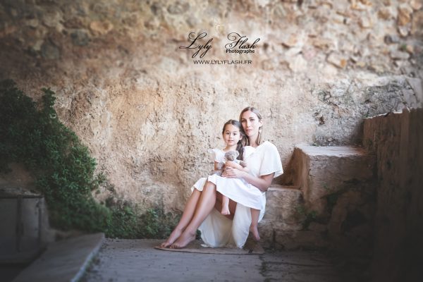 une photo de famille en extrieur c'est un moment de bonheur, maman et sa fille son complice, c'est agréable, la lumière vient adoucir ce moment et donne un coté poétique a la scene. Un ai de vacances flotte sur cette photographie réalise par la photographe lyly flash