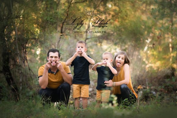 une photo de famille en extrieur c'est un moment de bonheur, maman et sa fille son complice, c'est agréable, la lumière vient adoucir ce moment et donne un coté poétique a la scene. Un ai de vacances flotte sur cette photographie réalise par la photographe lyly flash