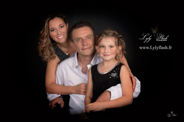 une photo de famille pleine de bonheur et de tendresse réalisée au studio photo pour faire un shooting photo intemporel Une famille heureuse, qui vie un moment de partage et de complicité pour une séance photo mémorable et une photographe qui sait gérer la lumière pour qu'elle soit douce et enrobante comme le confort de cette famille unie. Les famille du var et de Paca adorent venir raliser cette séance photo en famille