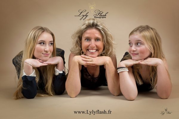 une photo de famille pleine de bonheur et de tendresse réalisée au studio photo pour faire un shooting photo intemporel Une famille heureuse, qui vie un moment de partage et de complicité pour une séance photo mémorable et une photographe qui sait gérer la lumière pour qu'elle soit douce et enrobante comme le confort de cette famille unie. Les famille du var et de Paca adorent venir raliser cette séance photo en famille