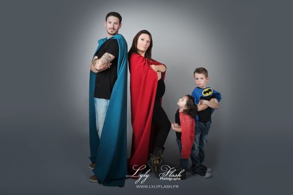 une photo de famille pleine de bonheur et de tendresse réalisée au studio photo pour faire un shooting photo intemporel Une famille heureuse, qui vie un moment de partage et de complicité pour une séance photo mémorable et une photographe qui sait gérer la lumière pour qu'elle soit douce et enrobante comme le confort de cette famille unie. Les famille du var et de Paca adorent venir raliser cette séance photo en famille