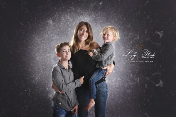 une photo de famille pleine de bonheur et de tendresse réalisée au studio photo pour faire un shooting photo intemporel Une famille heureuse, qui vie un moment de partage et de complicité pour une séance photo mémorable et une photographe qui sait gérer la lumière pour qu'elle soit douce et enrobante comme le confort de cette famille unie. Les famille du var et de Paca adorent venir raliser cette séance photo en famille