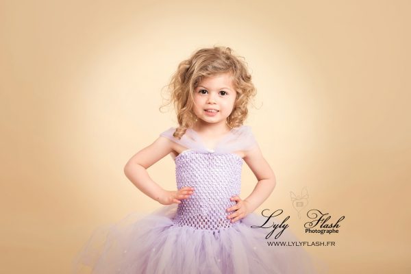 petite fille Les Arcs pour une séance photo en studio sous le signe de la mode et de l'amusement