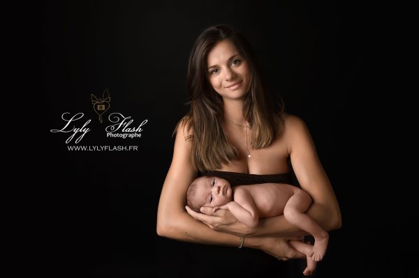 portrait d une jeune maman qui tient son fils dans ses bras, la beauté de la femme est magnifique